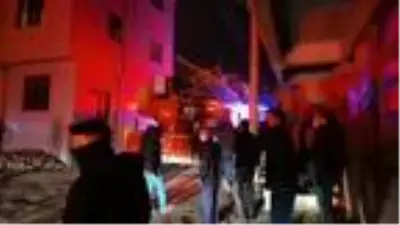 Apartmanın en üst katında yangın çıktı, yatağa bağımlı kadın son anda kurtarıldı Apartmanın en üst katında yangın çıktı, yatağa bağımlı kadın son anda kurtarıldı