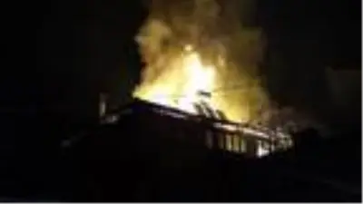 Apartmanın en üst katında yangın çıktı, yatağa bağımlı kadın son anda kurtarıldı Apartmanın en üst katında yangın çıktı, yatağa bağımlı kadın son anda kurtarıldı