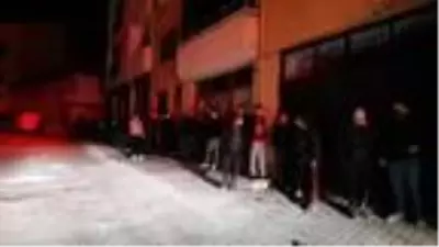 Apartmanın en üst katında yangın çıktı, yatağa bağımlı kadın son anda kurtarıldı Apartmanın en üst katında yangın çıktı, yatağa bağımlı kadın son anda kurtarıldı