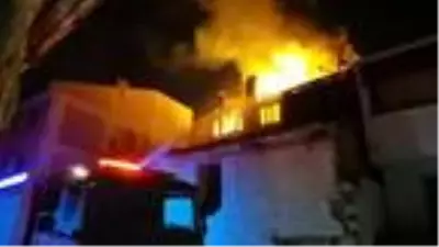 Apartmanın en üst katında yangın çıktı, yatağa bağımlı kadın son anda kurtarıldı Apartmanın en üst katında yangın çıktı, yatağa bağımlı kadın son anda kurtarıldı