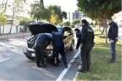 Aracının motor bölümünden kurtarılan yavru kediyi veterinere götürdü Aracının motor bölümünden kurtarılan yavru kediyi veterinere götürdü