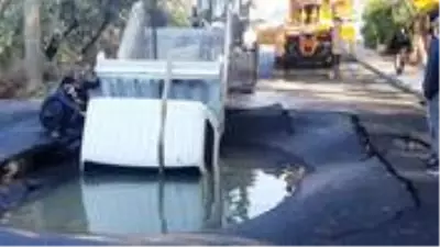 Asfalt patladı içine kamyonet düştü; araçtaki işçiler boğulmaktan son anda kurtuldu Asfalt patladı içine kamyonet düştü; araçtaki işçiler boğulmaktan son anda kurtuldu