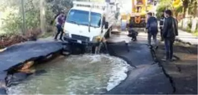 Asfalt patladı içine kamyonet düştü; araçtaki işçiler boğulmaktan son anda kurtuldu Asfalt patladı içine kamyonet düştü; araçtaki işçiler boğulmaktan son anda kurtuldu