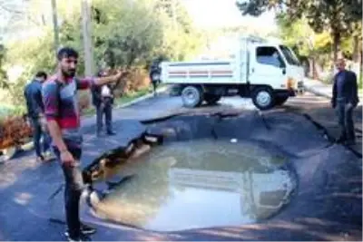 Asfalt patladı içine kamyonet düştü; araçtaki işçiler boğulmaktan son anda kurtuldu Asfalt patladı içine kamyonet düştü; araçtaki işçiler boğulmaktan son anda kurtuldu