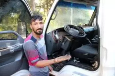 Asfalt patladı içine kamyonet düştü; araçtaki işçiler boğulmaktan son anda kurtuldu Asfalt patladı içine kamyonet düştü; araçtaki işçiler boğulmaktan son anda kurtuldu
