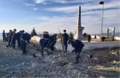 Askerler, Oyuktepe Şehitliği'nde fidan dikti Askerler, Oyuktepe Şehitliği'nde fidan dikti