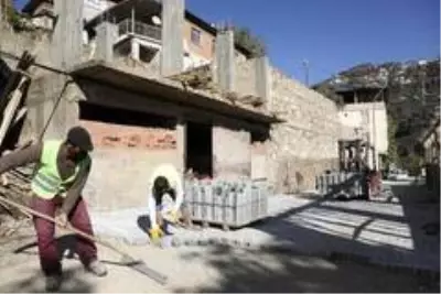 Aydın Büyükşehir mahalle yollarını yeniliyor Aydın Büyükşehir mahalle yollarını yeniliyor