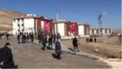 Bakan Kurum deprem konutlarını inceledi Bakan Kurum deprem konutlarını inceledi