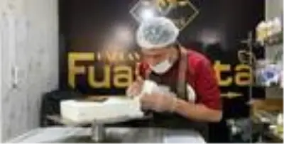 Baklava ustasından öğretmenlere pasta jesti Baklava ustasından öğretmenlere pasta jesti