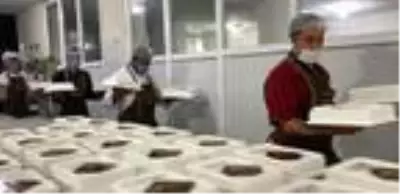 Baklava ustasından öğretmenlere pasta jesti Baklava ustasından öğretmenlere pasta jesti