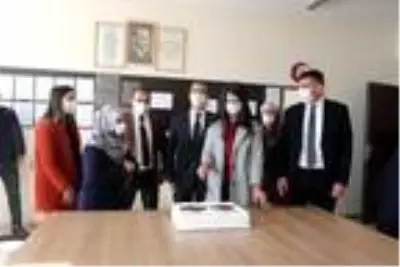 Baklava ustasından öğretmenlere pasta jesti Baklava ustasından öğretmenlere pasta jesti