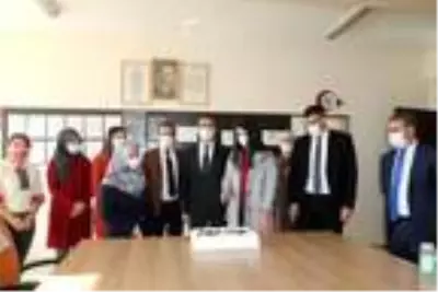 Baklava ustasından öğretmenlere pasta jesti Baklava ustasından öğretmenlere pasta jesti