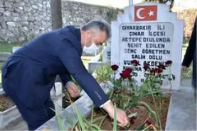Başkan Topaloğlu, Şehit Öğretmen Vural Akdeniz'i kabri başında andı Başkan Topaloğlu, Şehit Öğretmen Vural Akdeniz'i kabri başında andı