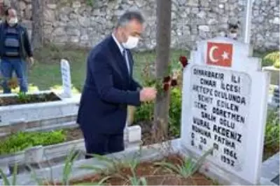 Başkan Topaloğlu, Şehit Öğretmen Vural Akdeniz'i kabri başında andı Başkan Topaloğlu, Şehit Öğretmen Vural Akdeniz'i kabri başında andı