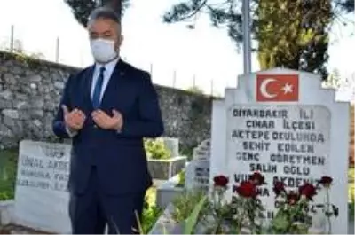 Başkan Topaloğlu, Şehit Öğretmen Vural Akdeniz'i kabri başında andı Başkan Topaloğlu, Şehit Öğretmen Vural Akdeniz'i kabri başında andı