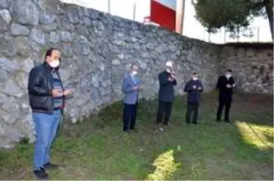 Başkan Topaloğlu, Şehit Öğretmen Vural Akdeniz'i kabri başında andı Başkan Topaloğlu, Şehit Öğretmen Vural Akdeniz'i kabri başında andı