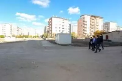 Başkan Vekili Aslan çalışmaları denetleyerek esnafı dinledi Başkan Vekili Aslan çalışmaları denetleyerek esnafı dinledi