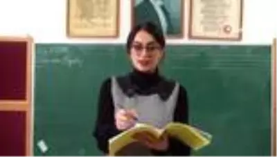 Belediye başkanı, 40 yıl sonra bir öğretmeni ve sınıf arkadaşlarıyla aynı sırada buluştu Belediye başkanı, 40 yıl sonra bir öğretmeni ve sınıf arkadaşlarıyla aynı sırada buluştu