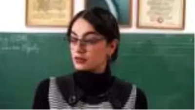 Belediye başkanı, 40 yıl sonra bir öğretmeni ve sınıf arkadaşlarıyla aynı sırada buluştu Belediye başkanı, 40 yıl sonra bir öğretmeni ve sınıf arkadaşlarıyla aynı sırada buluştu