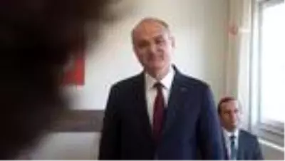 Belediye başkanı, 40 yıl sonra bir öğretmeni ve sınıf arkadaşlarıyla aynı sırada buluştu Belediye başkanı, 40 yıl sonra bir öğretmeni ve sınıf arkadaşlarıyla aynı sırada buluştu
