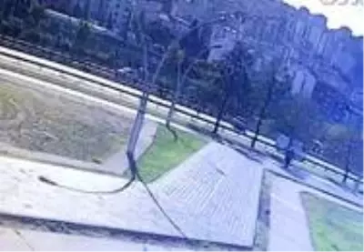 Bir annenin hayatını kaybettiği, 4 kişinin yaralandığı trafik kazasının görüntüleri ortaya çıktı Bir annenin hayatını kaybettiği, 4 kişinin yaralandığı trafik kazasının görüntüleri ortaya çıktı