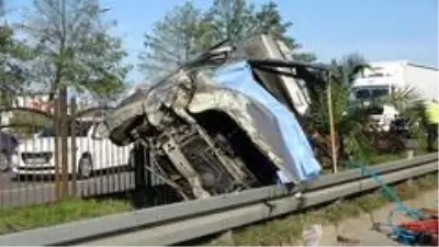 Bir annenin hayatını kaybettiği, 4 kişinin yaralandığı trafik kazasının görüntüleri ortaya çıktı Bir annenin hayatını kaybettiği, 4 kişinin yaralandığı trafik kazasının görüntüleri ortaya çıktı