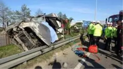 Bir annenin hayatını kaybettiği, 4 kişinin yaralandığı trafik kazasının görüntüleri ortaya çıktı Bir annenin hayatını kaybettiği, 4 kişinin yaralandığı trafik kazasının görüntüleri ortaya çıktı
