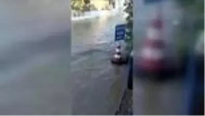 Bodrum'da içme suyu hattındaki patlama nedeniyle iş yerlerini su bastı Bodrum'da içme suyu hattındaki patlama nedeniyle iş yerlerini su bastı