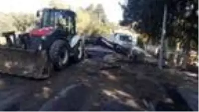 Son dakika haberleri! Bodrum'da yine su borusu patladı; yolda oluşan çukura düşen kamyonettekiler son anda kurtuldu Son dakika haberleri! Bodrum'da yine su borusu patladı; yolda oluşan çukura düşen kamyonettekiler son anda kurtuldu