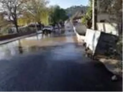 Son dakika haberleri! Bodrum'da yine su borusu patladı; yolda oluşan çukura düşen kamyonettekiler son anda kurtuldu Son dakika haberleri! Bodrum'da yine su borusu patladı; yolda oluşan çukura düşen kamyonettekiler son anda kurtuldu