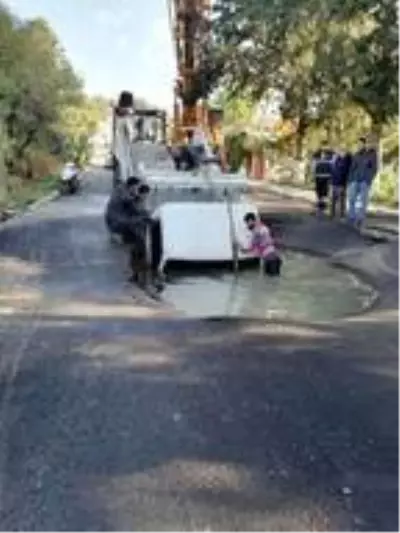 Son dakika haberleri! Bodrum'da yine su borusu patladı; yolda oluşan çukura düşen kamyonettekiler son anda kurtuldu Son dakika haberleri! Bodrum'da yine su borusu patladı; yolda oluşan çukura düşen kamyonettekiler son anda kurtuldu