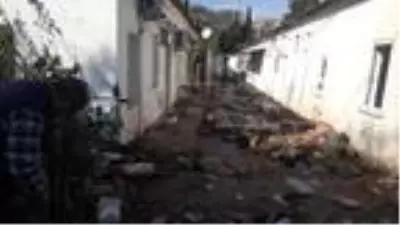 Son dakika haberleri! Bodrum'da yine su borusu patladı; yolda oluşan çukura düşen kamyonettekiler son anda kurtuldu Son dakika haberleri! Bodrum'da yine su borusu patladı; yolda oluşan çukura düşen kamyonettekiler son anda kurtuldu
