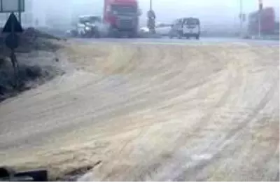 Kırmızı ışıkta geçen kamyonet tıra böyle çarptı: 2 yaralı Kırmızı ışıkta geçen kamyonet tıra böyle çarptı: 2 yaralı