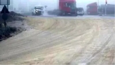 Kırmızı ışıkta geçen kamyonet tıra böyle çarptı: 2 yaralı Kırmızı ışıkta geçen kamyonet tıra böyle çarptı: 2 yaralı