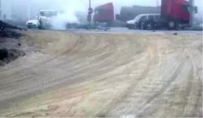 Kırmızı ışıkta geçen kamyonet tıra böyle çarptı: 2 yaralı Kırmızı ışıkta geçen kamyonet tıra böyle çarptı: 2 yaralı