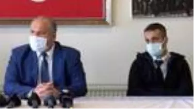 Bulduğu 300 bin Euro'yu sahibine ulaştıran taksi şoförüne çeyrek altın verildi Bulduğu 300 bin Euro'yu sahibine ulaştıran taksi şoförüne çeyrek altın verildi