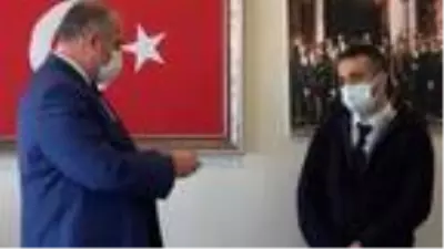 Bulduğu 300 bin Euro'yu sahibine ulaştıran taksi şoförüne çeyrek altın verildi Bulduğu 300 bin Euro'yu sahibine ulaştıran taksi şoförüne çeyrek altın verildi