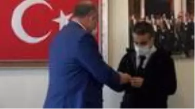 Bulduğu 300 bin Euro'yu sahibine ulaştıran taksi şoförüne çeyrek altın verildi Bulduğu 300 bin Euro'yu sahibine ulaştıran taksi şoförüne çeyrek altın verildi