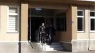 Son dakika haber | Çanakkale'de kamu kurumlarını zarara uğrattığı iddia edilen 5 kişiye gözaltı Son dakika haber | Çanakkale'de kamu kurumlarını zarara uğrattığı iddia edilen 5 kişiye gözaltı
