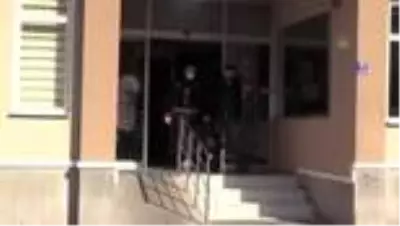 Son dakika: ÇANAKKALE - Kamuyu zarara uğrattıkları iddiasıyla 5 kişi gözaltına alındı Son dakika: ÇANAKKALE - Kamuyu zarara uğrattıkları iddiasıyla 5 kişi gözaltına alındı
