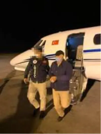 Cezayir'de yakalanan firari FETÖ'cü, Dışişleri ve Emniyet'in ortak çalışmasıyla Türkiye'ye getirildi Cezayir'de yakalanan firari FETÖ'cü, Dışişleri ve Emniyet'in ortak çalışmasıyla Türkiye'ye getirildi