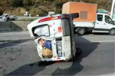 D-650 karayolunda kamyonet yan yattı D-650 karayolunda kamyonet yan yattı
