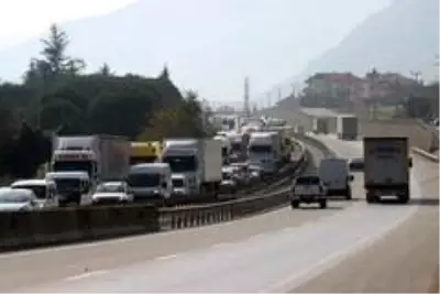 D-650 karayolunda kamyonet yan yattı D-650 karayolunda kamyonet yan yattı