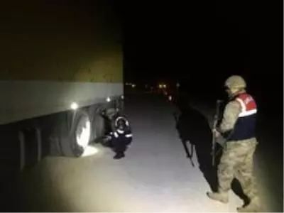 Denizli'ye kamyonla 1 kilo uyuşturucu sokan 2 şahıs yakalandı Denizli'ye kamyonla 1 kilo uyuşturucu sokan 2 şahıs yakalandı