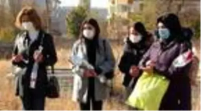 Deprem şehidi öğretmenler, mezarları başında anıldı Deprem şehidi öğretmenler, mezarları başında anıldı