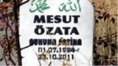 Deprem şehidi öğretmenler, mezarları başında anıldı Deprem şehidi öğretmenler, mezarları başında anıldı