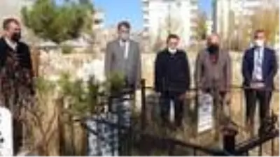 Deprem şehidi öğretmenler, mezarları başında anıldı Deprem şehidi öğretmenler, mezarları başında anıldı