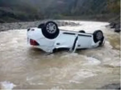 Dereye uçan otomobilin kayıp sürücüsünün cesedi bulundu Dereye uçan otomobilin kayıp sürücüsünün cesedi bulundu