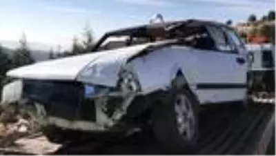 Devrilen otomobildeki çift yaralandı Devrilen otomobildeki çift yaralandı