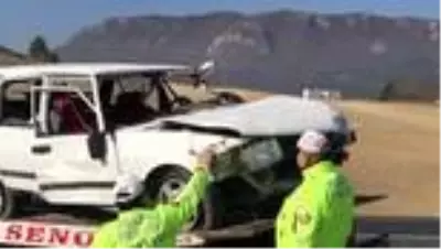 Devrilen otomobildeki çift yaralandı Devrilen otomobildeki çift yaralandı